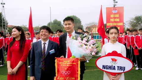 Đ/c Chu Quốc Hiệu- Phó BTTT, Chủ tịch HĐND tặng hoa và cờ lưu niệm